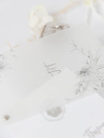 Invitación a la recepción nocturna de la suite Vellum y confirmación de asistencia en gris y plata Diseño floral bohemio Plexi con espejo de lámina plateada
