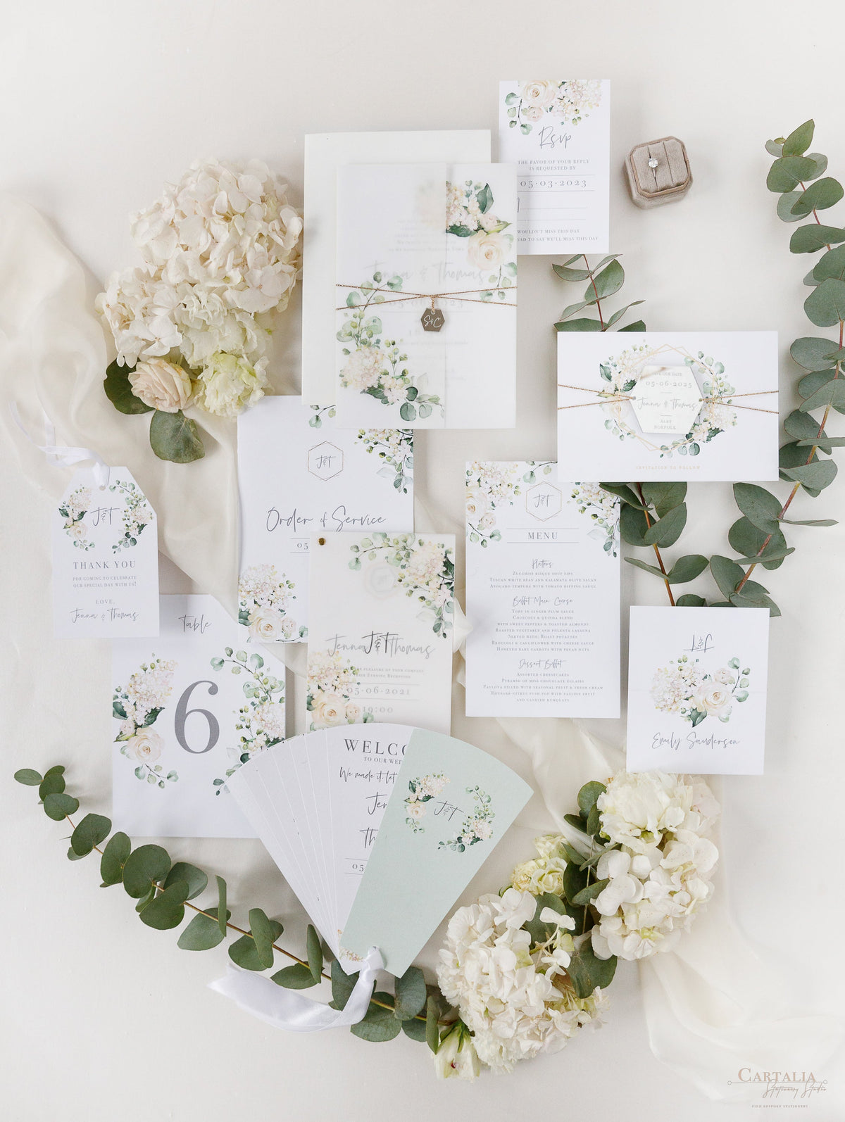 Tarjetas de mesa con diseño de hortensias blancas