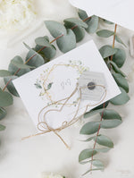 Flores de hortensias blancas y vegetación Plexi espejo plateado en hexágono Imán para guardar la fecha