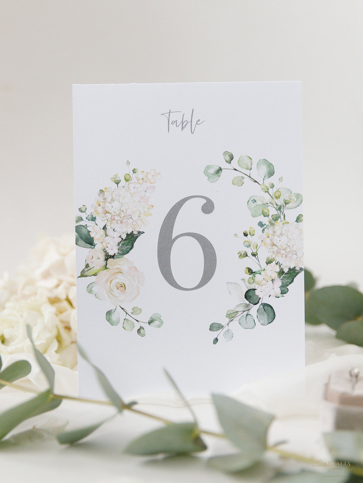 Números de mesa de hortensias blancas