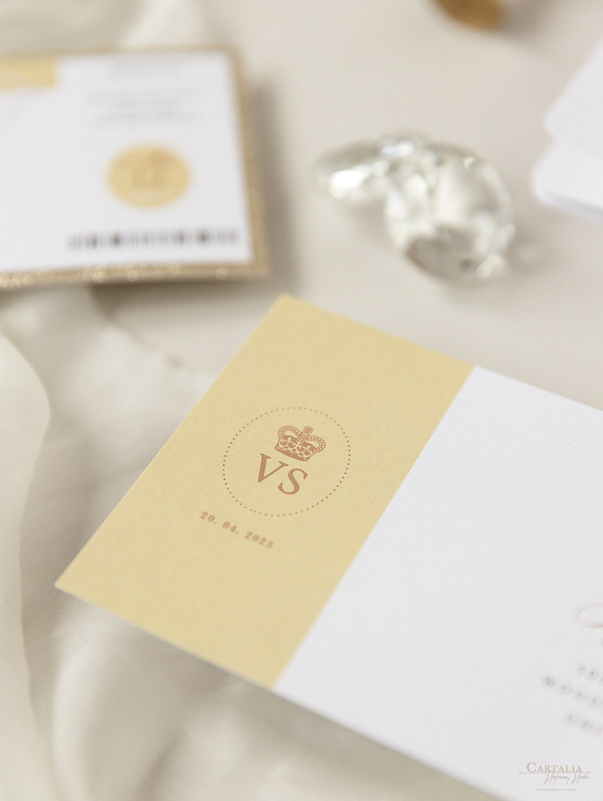 Invitación de boda tipo pasaporte con purpurina y lazo de lujo en champán con lámina de oro real
