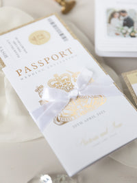 Invitación de boda tipo pasaporte con purpurina y lazo de lujo en champán con lámina de oro real