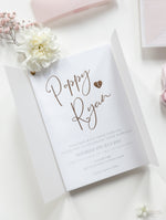 Suite de vitela para bodas con lámina de oro rosa, tarjeta de confirmación de asistencia y sobre con monograma