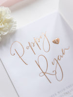 Suite de vitela para bodas con lámina de oro rosa, tarjeta de confirmación de asistencia y sobre con monograma