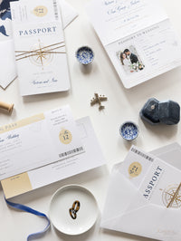 Invitación de boda con pasaporte de brújula internacional, tarjeta de embarque de lámina auténtica, invitación y revestimiento de mapa mundial
