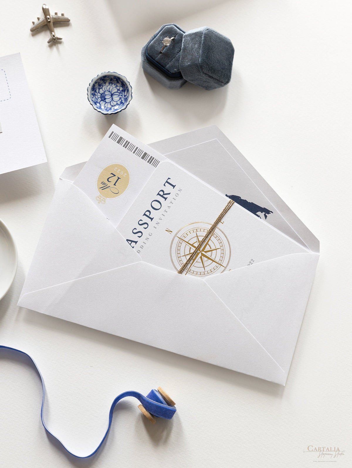 Invitación de boda con pasaporte de brújula internacional, tarjeta de embarque de lámina auténtica, invitación y revestimiento de mapa mundial