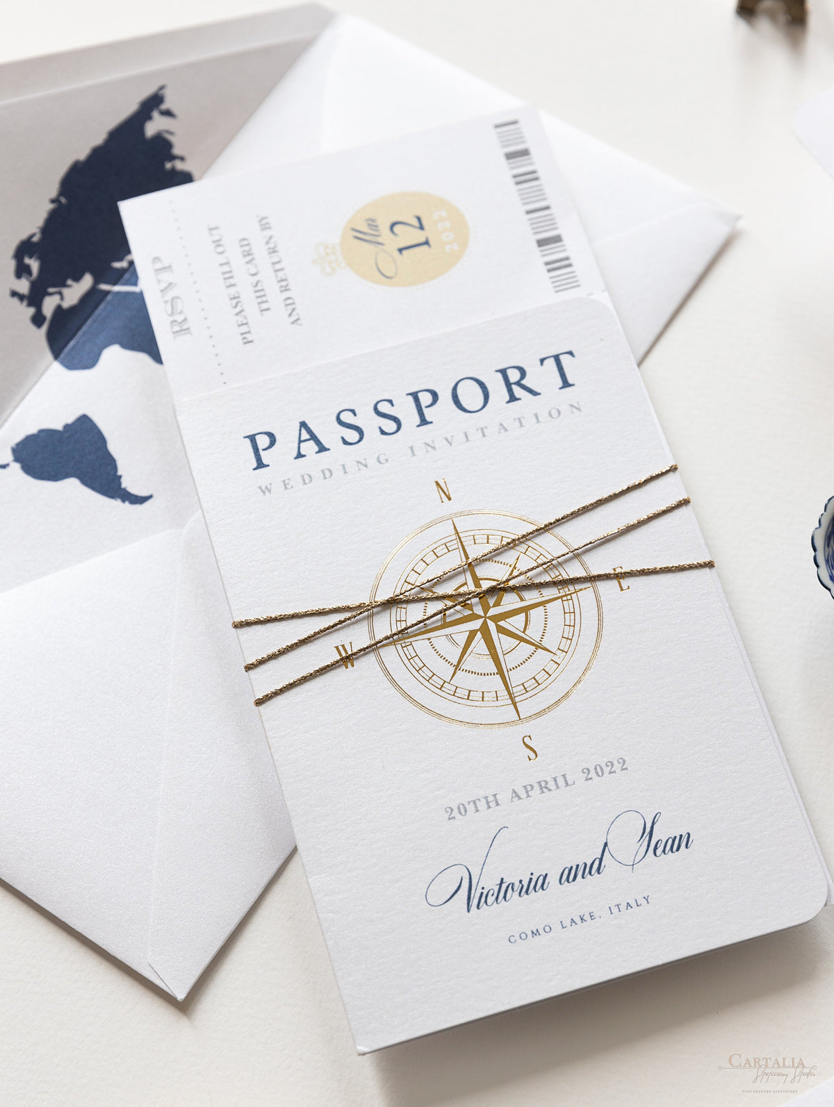 Invitación de boda con pasaporte de brújula internacional, tarjeta de embarque de lámina auténtica, invitación y revestimiento de mapa mundial