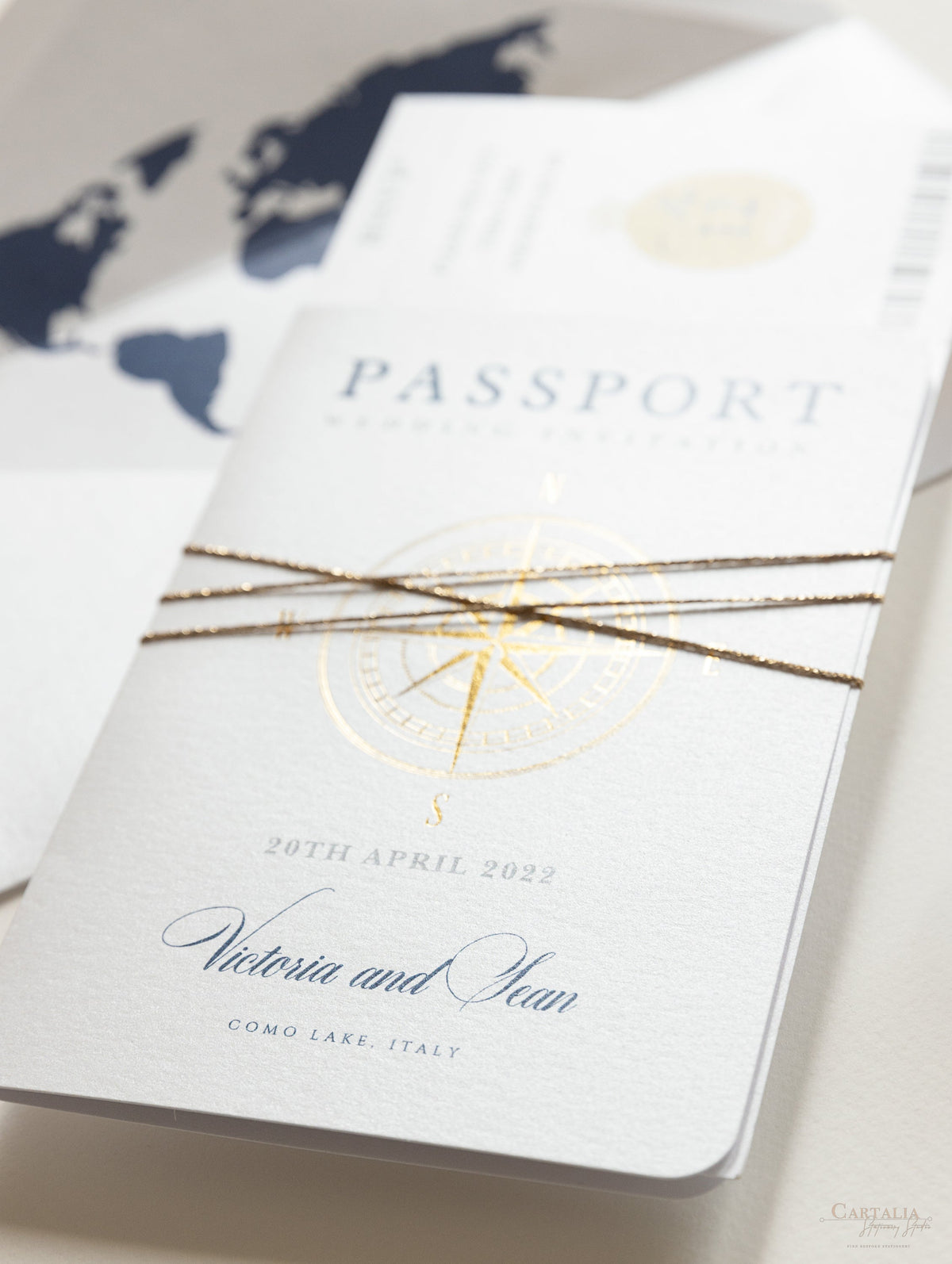 Invitación de boda con pasaporte de brújula internacional, tarjeta de embarque de lámina auténtica, invitación y revestimiento de mapa mundial
