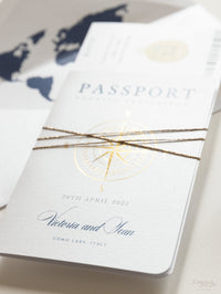 Invitación de boda con pasaporte de brújula internacional, tarjeta de embarque de lámina auténtica, invitación y revestimiento de mapa mundial