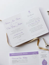 Invitación de boda para pasaporte con brújula púrpura lila y tarjeta de embarque de lámina auténtica, suite de invitación con revestimiento de mapa mundial
