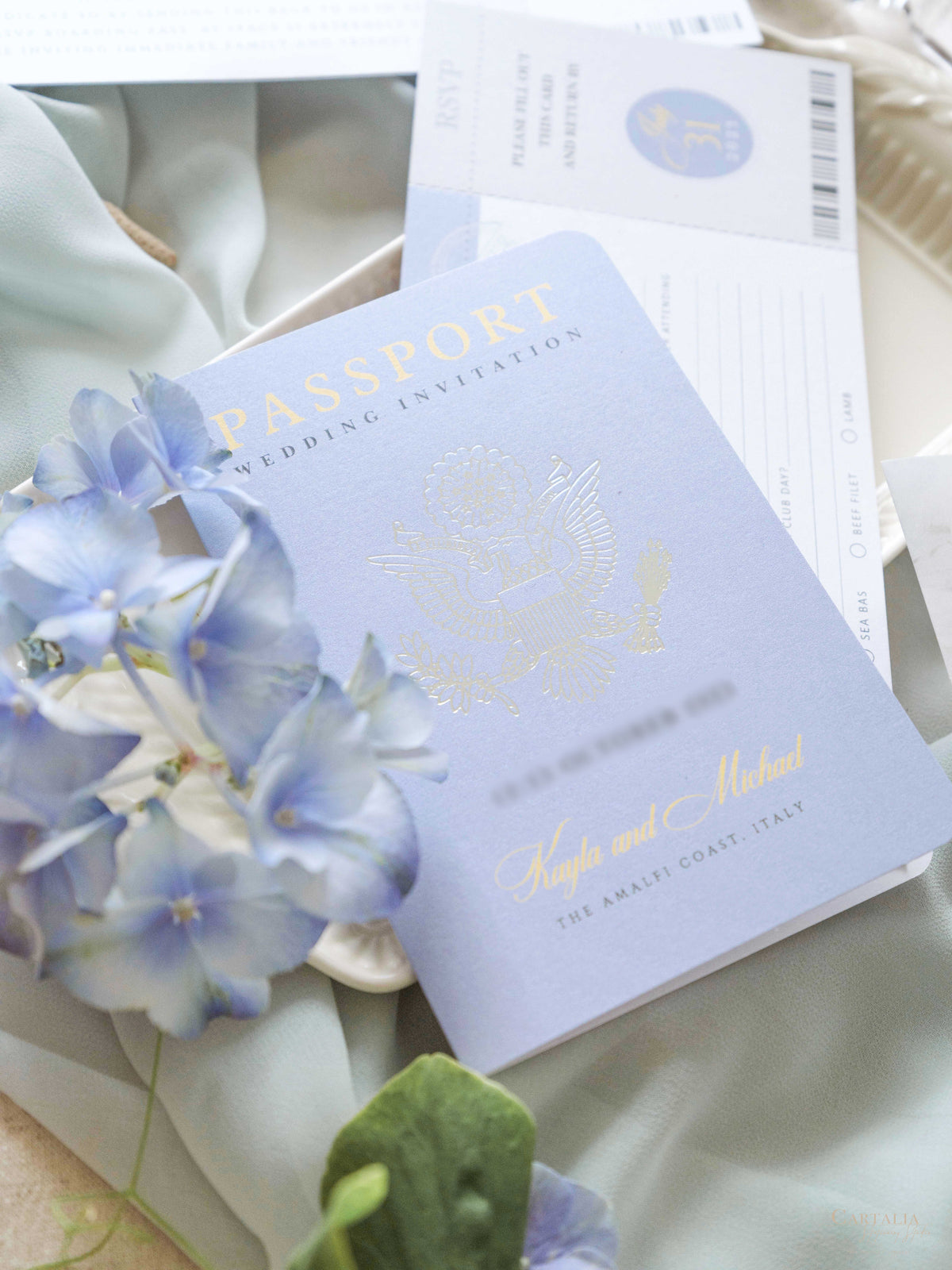 Suite de invitación para pasaporte con diseño personalizado de acuarela en pergamino | Villa Eva, Ravello, Costa de Amalfi