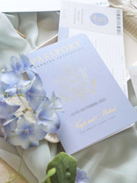 Suite de invitación para pasaporte con diseño personalizado de acuarela en pergamino | Villa Eva, Ravello, Costa de Amalfi