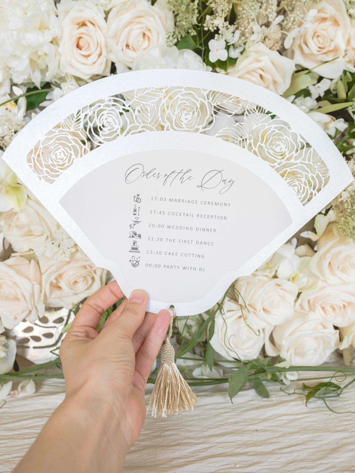 Intrincado abanico de pétalos de rosa para boda cortado con láser con monograma de lujo único en la parte posterior