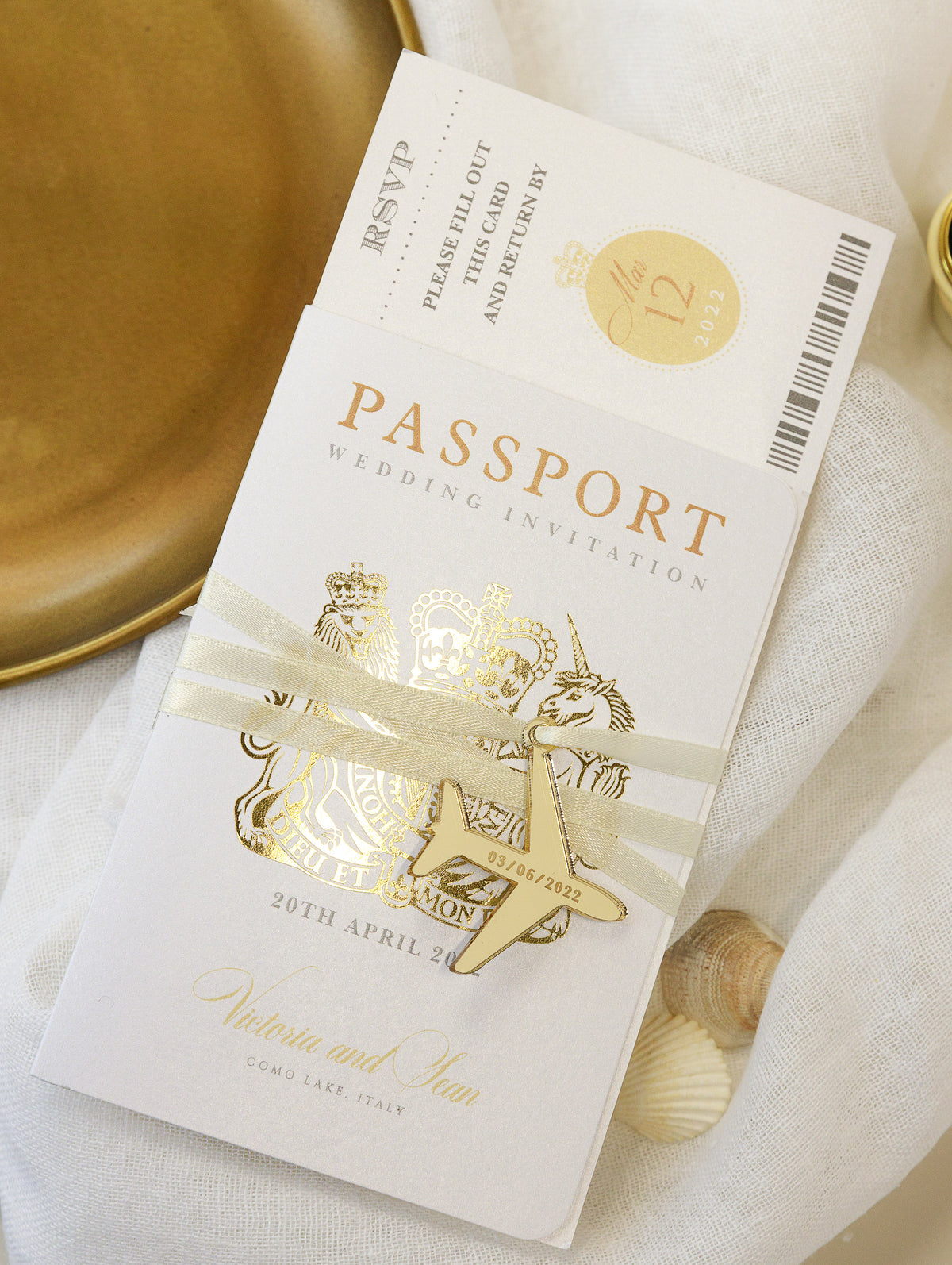 Invitación de boda con pasaporte dorado: avión grabado de lujo en pasaporte Plexi dorado y boda de destino con lámina de oro real