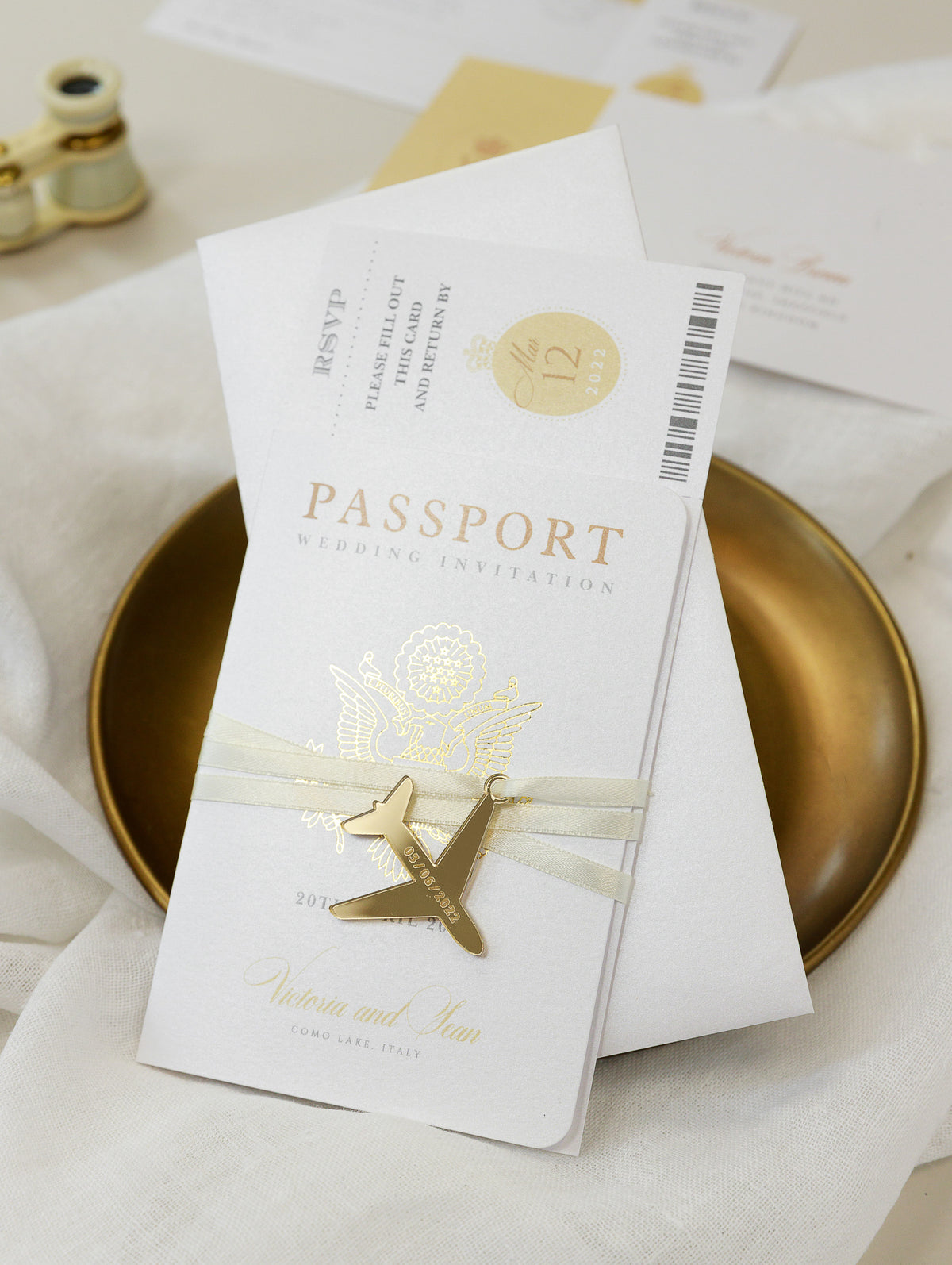 Invitación de boda con pasaporte dorado: avión grabado de lujo en pasaporte Plexi dorado y boda de destino con lámina de oro real