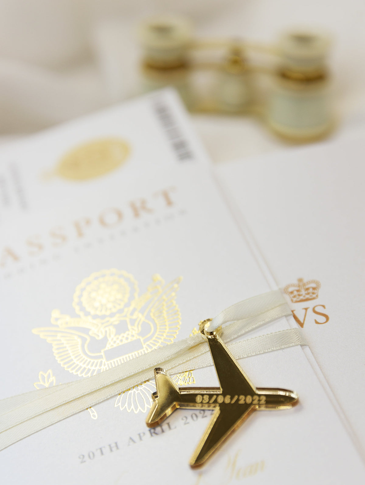 Invitación de boda con pasaporte dorado: avión grabado de lujo en pasaporte Plexi dorado y boda de destino con lámina de oro real