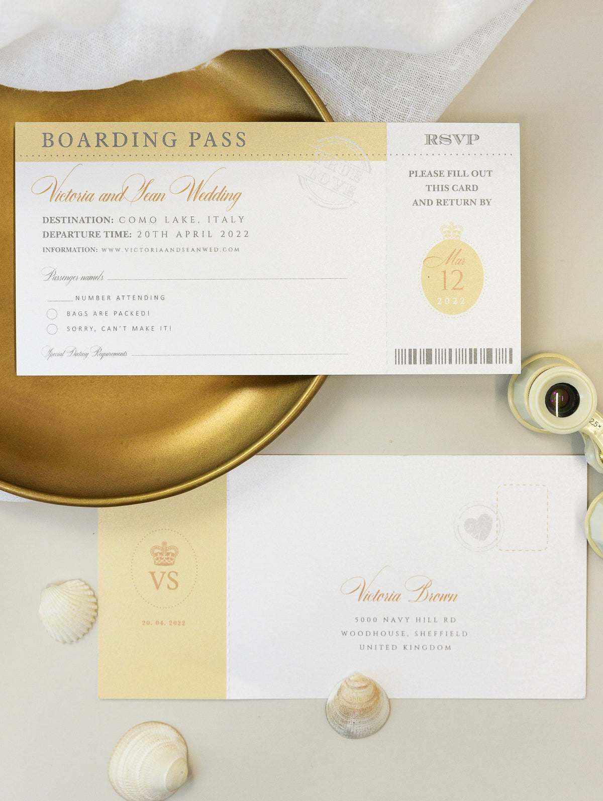 Invitación de boda con pasaporte dorado: avión grabado de lujo en pasaporte Plexi dorado y boda de destino con lámina de oro real