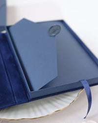 Invitación de lujo con bolsillo en caja y libro con tapa dura de terciopelo y lugar con lámina dorada | Comisión a medida J&amp;M