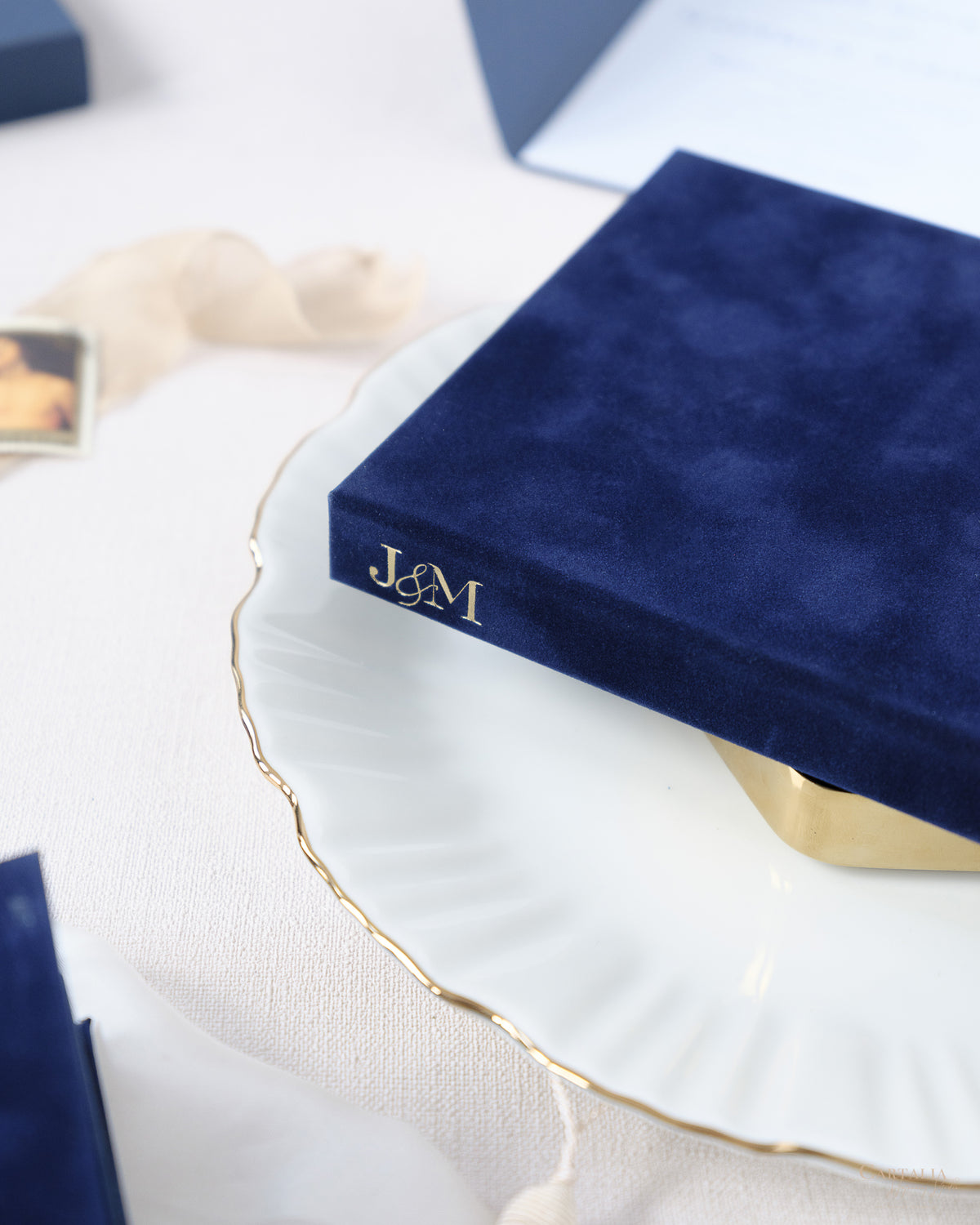 Invitación de lujo con bolsillo en caja y libro con tapa dura de terciopelo y lugar con lámina dorada | Comisión a medida J&amp;M