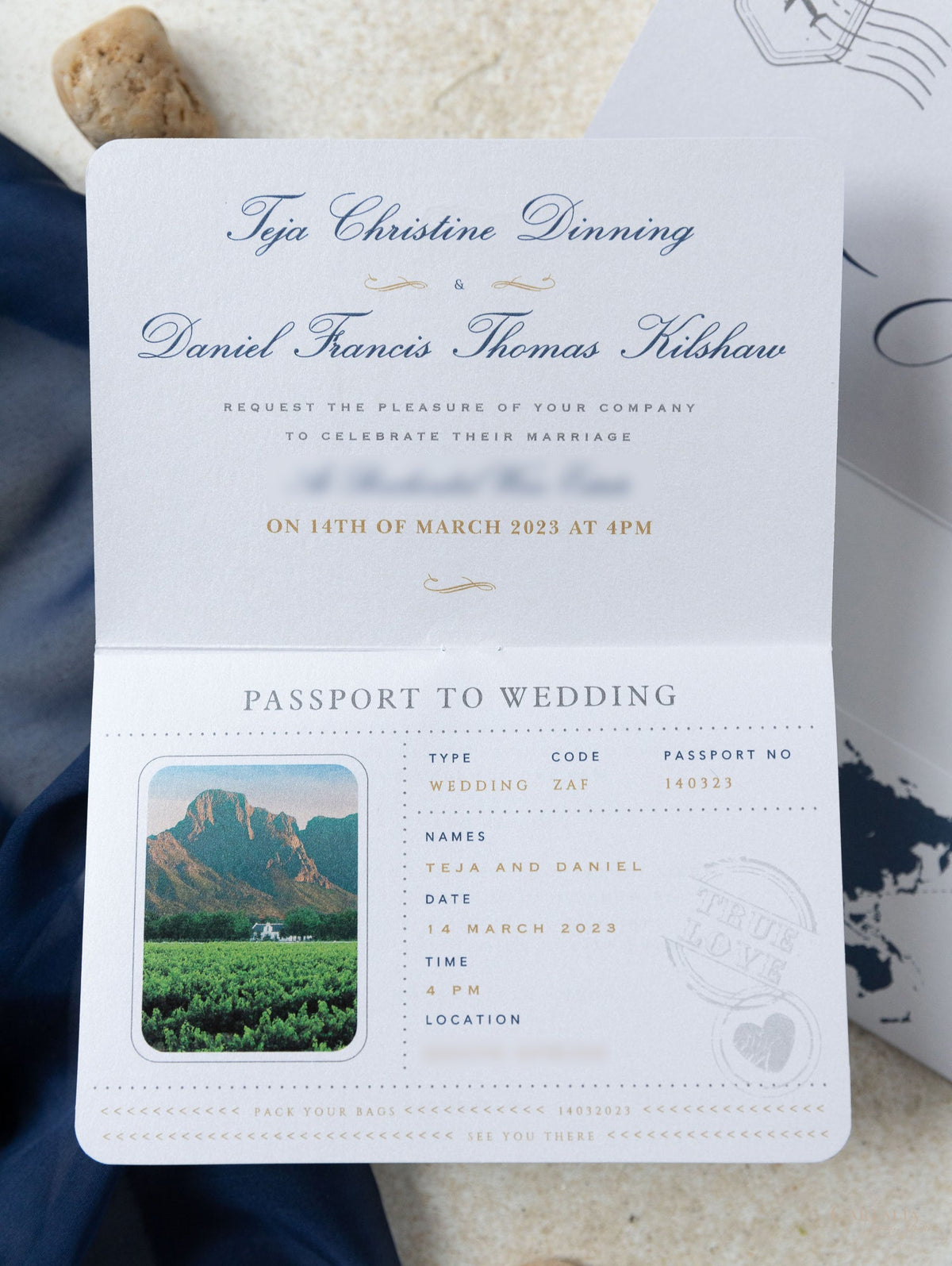 Cartera de viaje azul marino y dorada: invitación de pasaporte de boda de lujo en suite de invitación de pasaporte con etiqueta de bolsillo y espejo