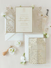 Impresionante invitación para el día de la boda con corte láser ornamental en lámina dorada