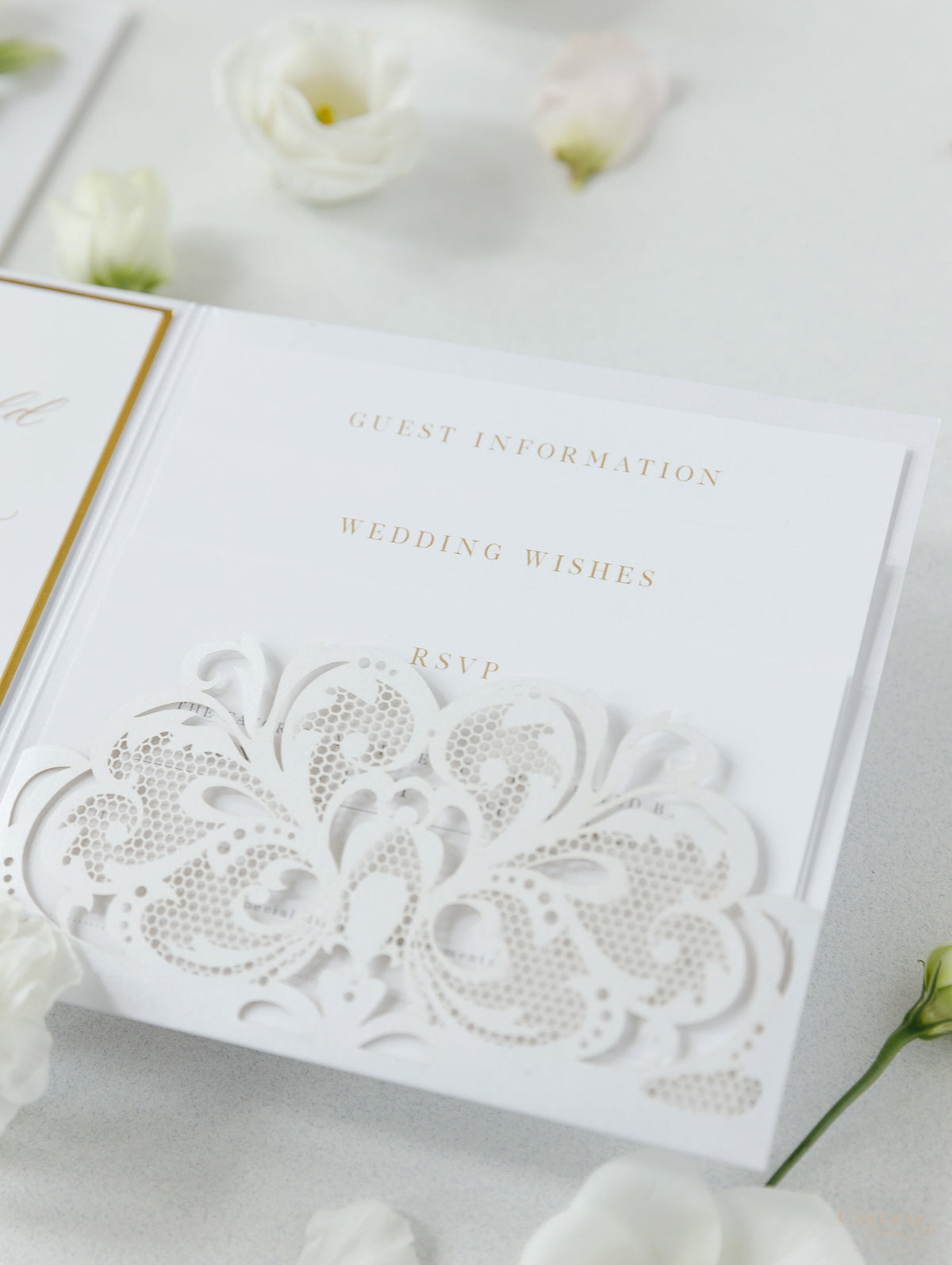 Suite de invitación de boda de lujo con bolsillo y encaje cortado con láser, color blanco y dorado, con 3 niveles: Información para huéspedes, viajes y tarjeta de confirmación de asistencia