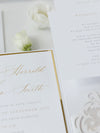 Suite de invitación de boda de lujo con bolsillo y encaje cortado con láser, color blanco y dorado, con 3 niveles: Información para huéspedes, viajes y tarjeta de confirmación de asistencia