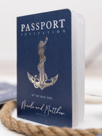 Invitaciones para pasaporte de boda náutica con etiqueta de barco plateada y lámina de ancla