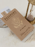 Invitaciones para pasaporte de piel color nude de primera calidad con lámina dorada y grabado personal