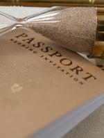 Invitaciones para pasaporte de piel color nude de primera calidad con lámina dorada y grabado personal
