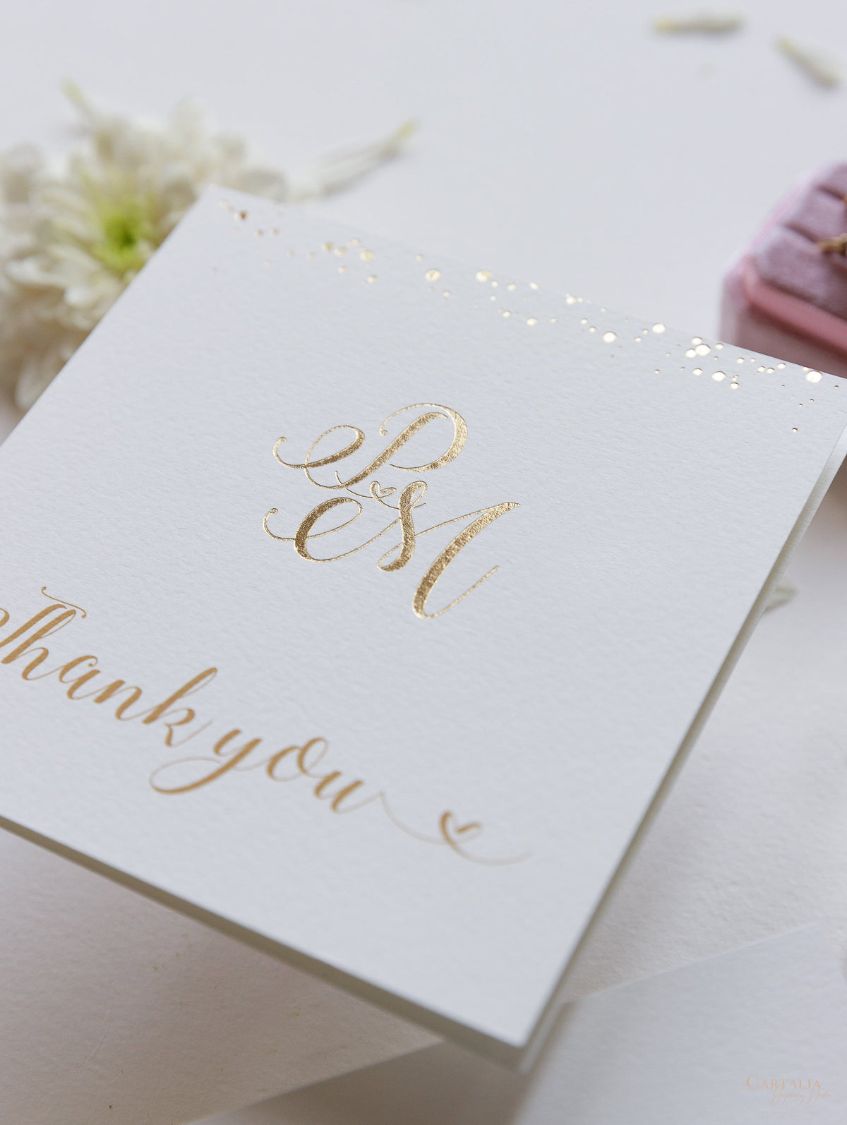 Tarjeta de agradecimiento con sobre, color rosa rubor punteado, confeti de lámina de oro real de lujo