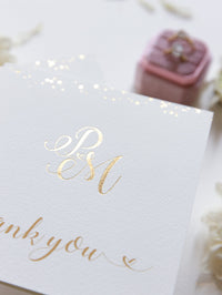 Tarjeta de agradecimiento con sobre, color rosa rubor punteado, confeti de lámina de oro real de lujo
