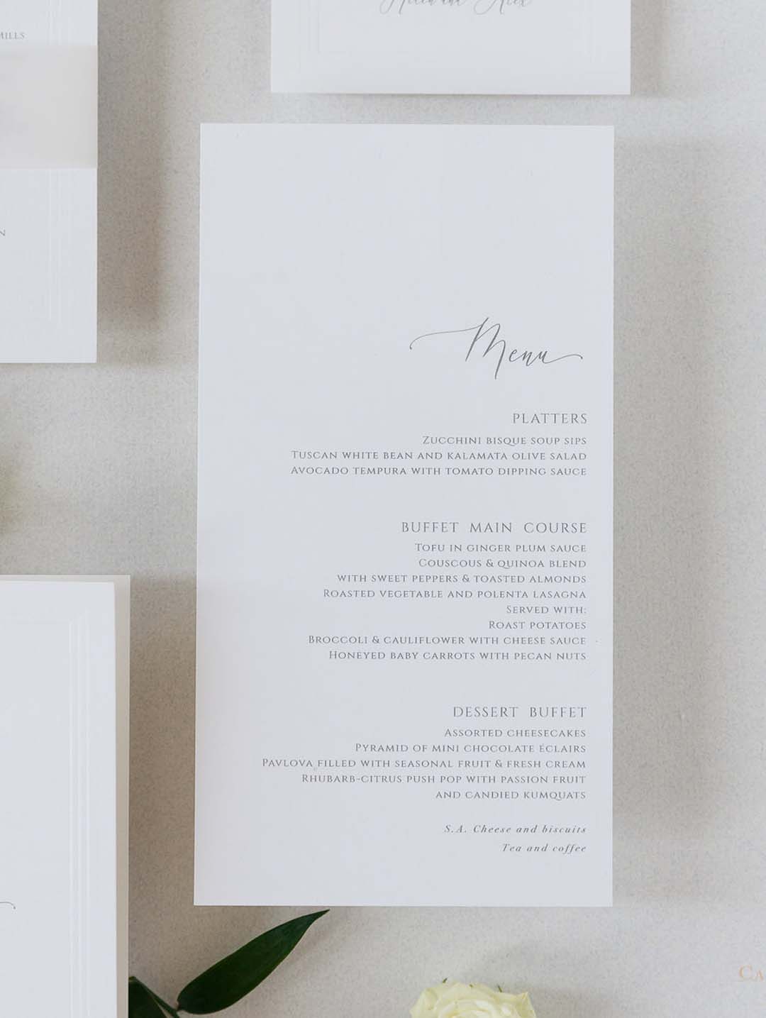 Tarjetas de menú de boda clásicas con nombres de invitados y sello de cera