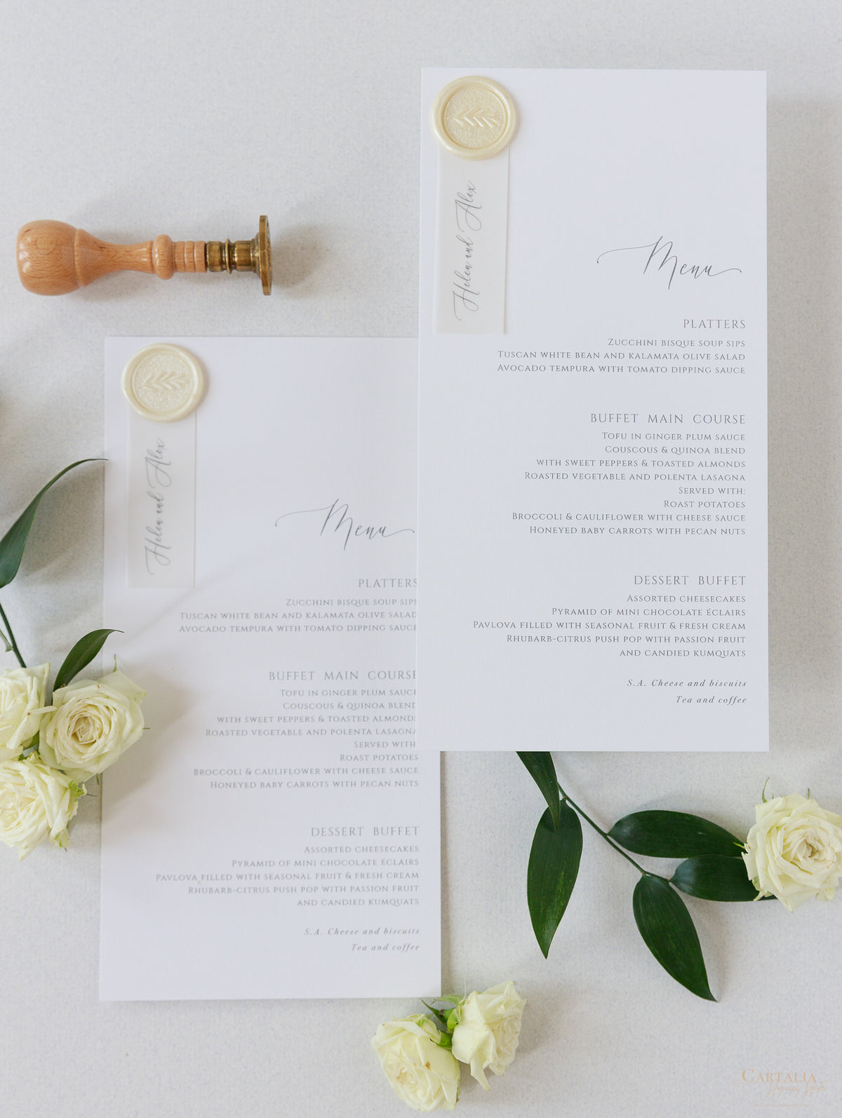 Tarjetas de menú de boda clásicas con nombres de invitados y sello de cera