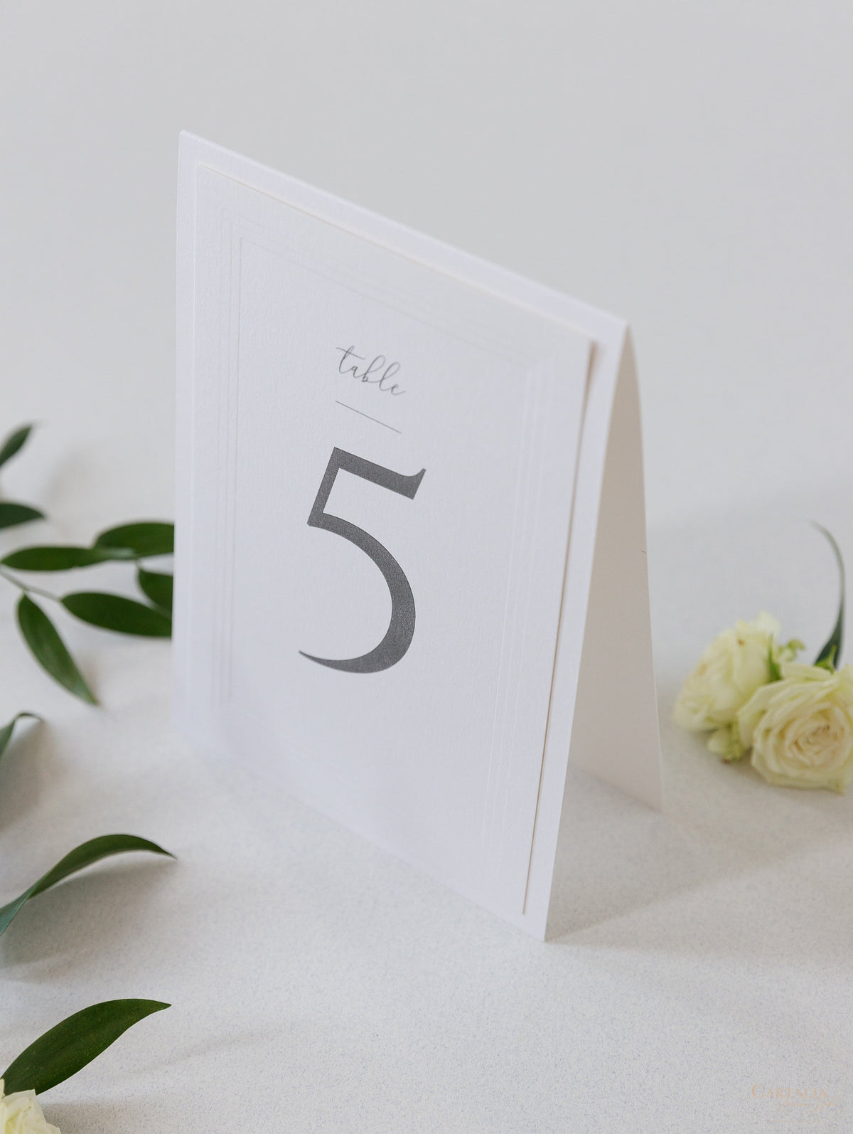 Número de mesa con triple relieve atemporal
