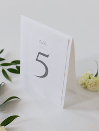Número de mesa con triple relieve atemporal
