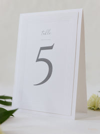 Número de mesa con triple relieve atemporal