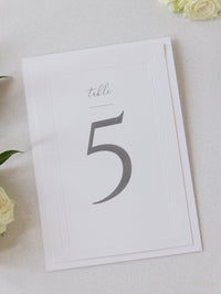 Número de mesa con triple relieve atemporal