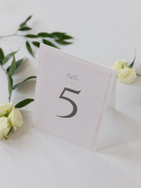 Número de mesa con triple relieve atemporal