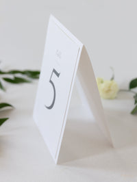 Número de mesa con triple relieve atemporal