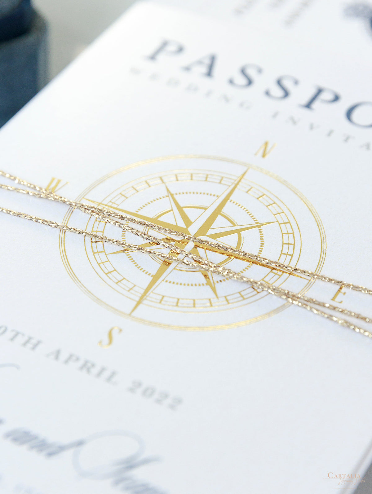Invitación de boda con pasaporte de brújula internacional, tarjeta de embarque de lámina auténtica, invitación y revestimiento de mapa mundial
