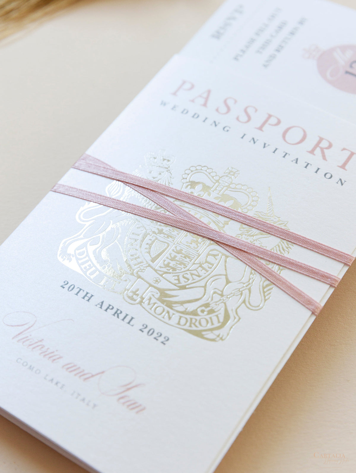 Invitación de boda tipo pasaporte en color rubor con suite de invitación para tarjeta de embarque en lámina plateada