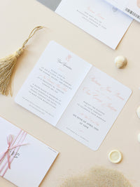 Invitación de boda tipo pasaporte en color rubor con suite de invitación para tarjeta de embarque en lámina plateada