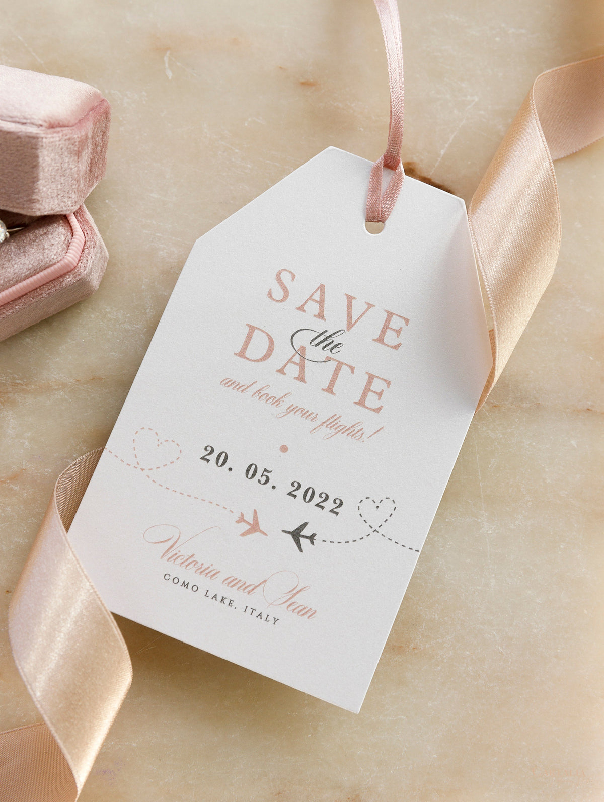 Etiqueta de equipaje de pasaporte de champán y oro, tarjeta para guardar la fecha, destino de viaje, boda