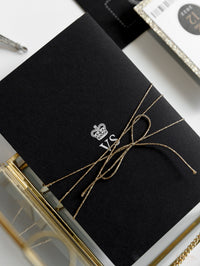 Invitación de boda tipo pasaporte de lujo negro con lazo y purpurina dorada, lámina auténtica