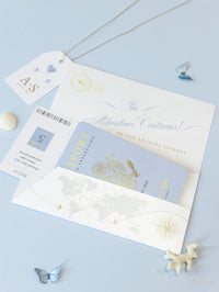 Carpeta de invitación para pasaporte de boda azul polvoriento y dorado: Invitación para pasaporte con billetera y etiqueta de lujo
