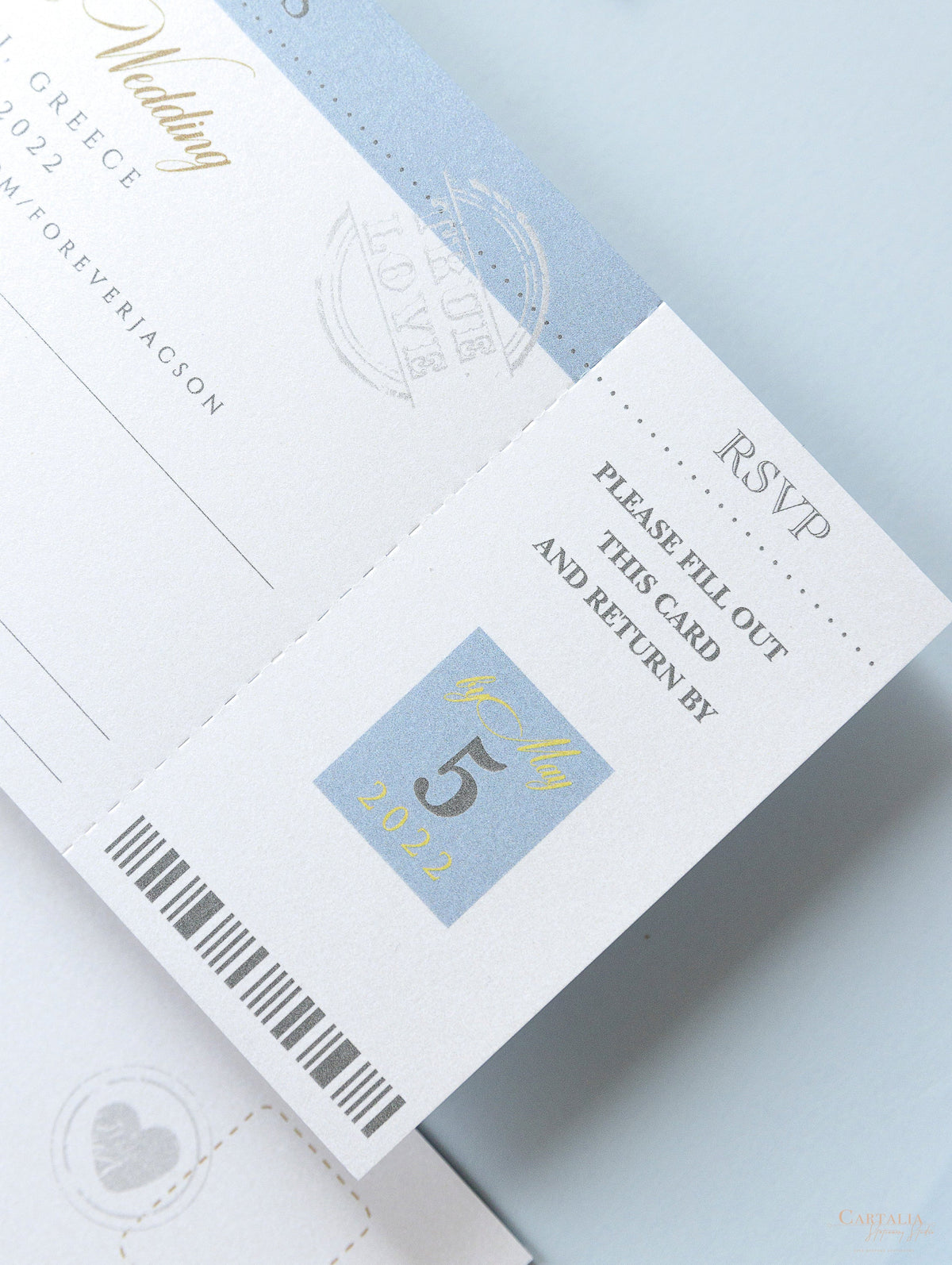 Carpeta de invitación para pasaporte de boda azul polvoriento y dorado: Invitación para pasaporte con billetera y etiqueta de lujo