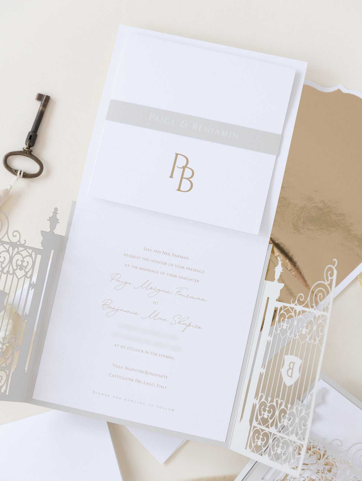 Villa Valentini Bonaparte | Invitación de boda frustrada con puerta ornamental | Comisión personalizada P&amp;B