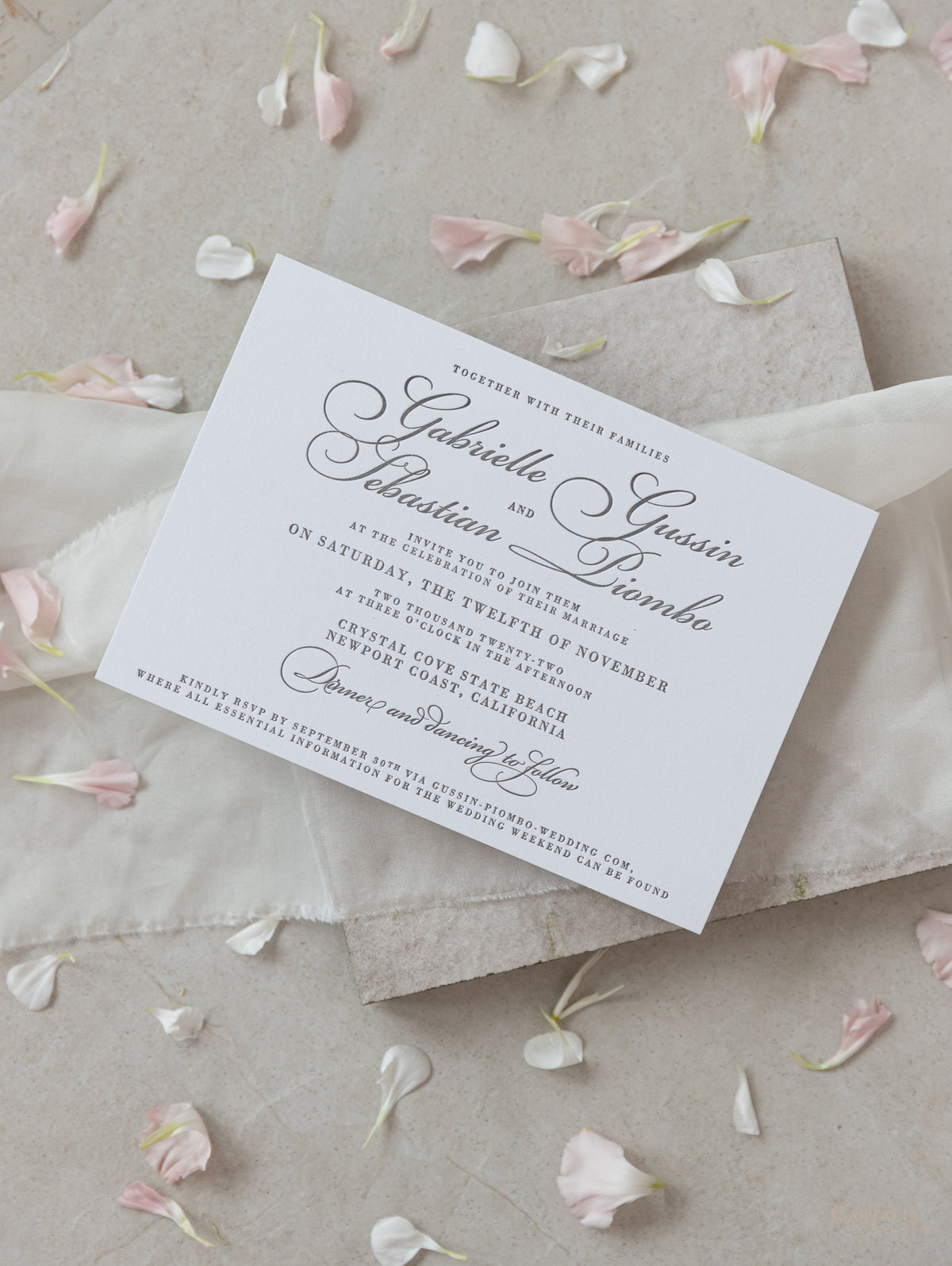 Invitación elegante para el día de la boda tipografía gris de lujo en tablero 100 % algodón de 710 g/m²
