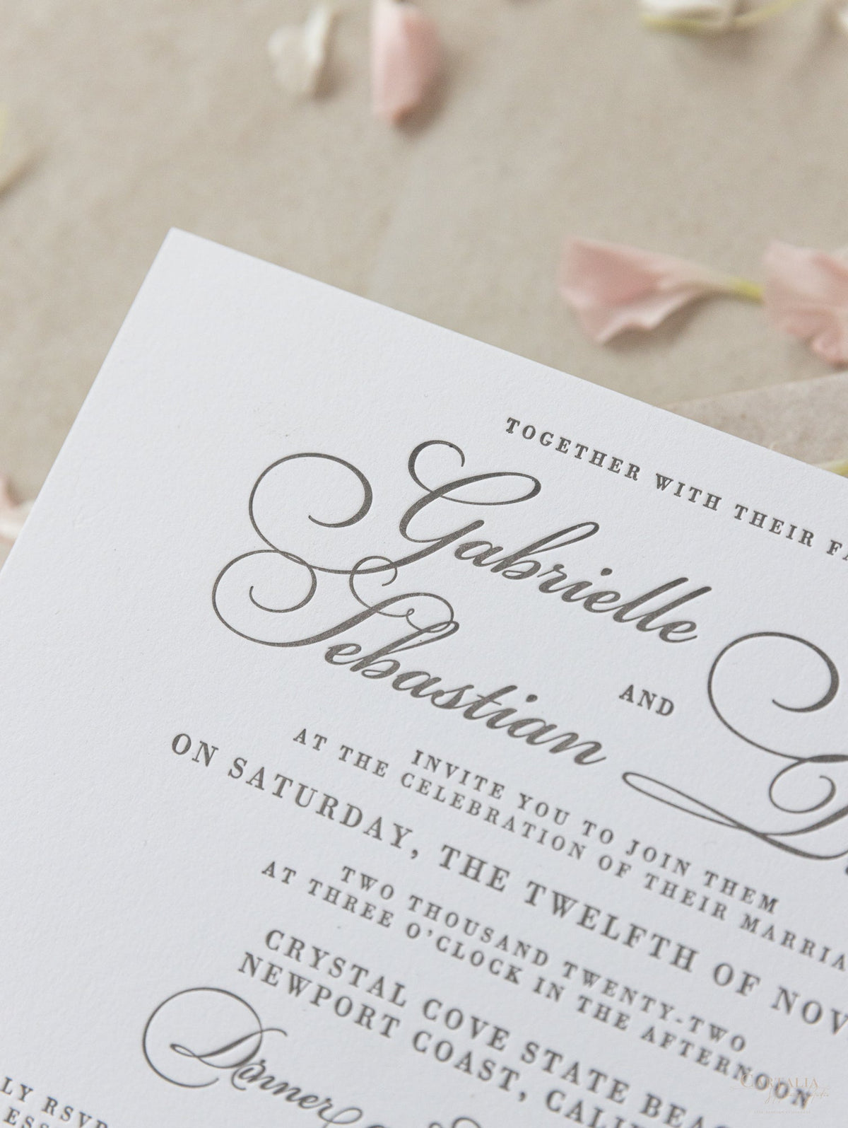Invitación elegante para el día de la boda tipografía gris de lujo en tablero 100 % algodón de 710 g/m²